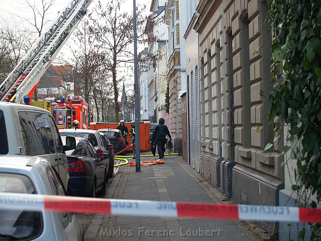 Einsatz Feuerwehr SEK Polizei Koeln Nippes Merheimerstr P087.JPG